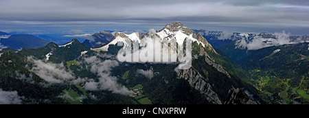 Monastero della Grande Chartreuse ai piedi della grande montagna Som (2026 m) in montagne di Chartreuse, Francia, Rhne-Alpes Foto Stock