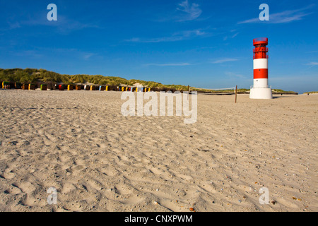 Faro sulla spiaggia di sabbia, Germania, Schleswig-Holstein, Helgoland-Duene Foto Stock