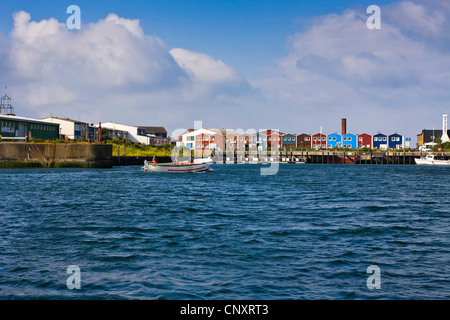 Porto con barche e coloratissima fila di case presso il lungomare, Germania, Schleswig-Holstein, Isola di Helgoland Foto Stock