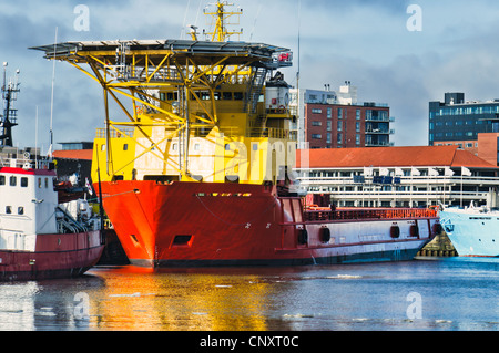 Alimentazione olio di navi nel porto di Esbjerg, Danimarca Foto Stock