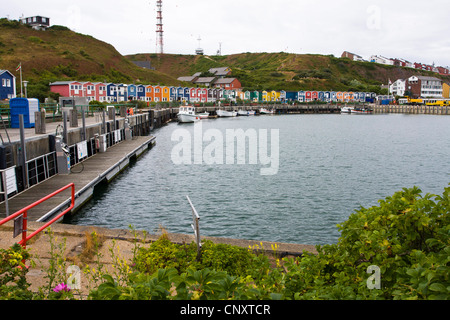 Porto con barche e coloratissima fila di case presso il lungomare, Germania, Schleswig-Holstein, Isola di Helgoland Foto Stock