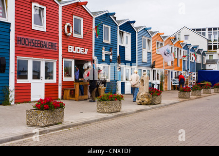 Coloratissima fila di case presso la passeggiata lungo il porto bassin, Germania, Schleswig-Holstein, Isola di Helgoland Foto Stock