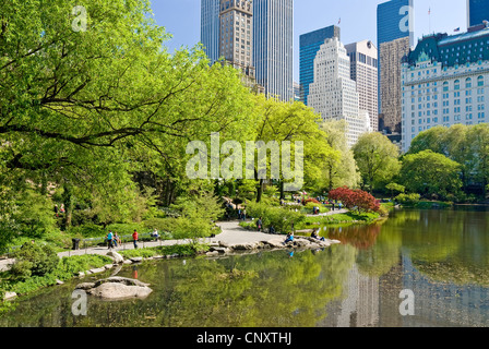 Il Central Park di New York City in primavera con il Plaza Hotel. Foto Stock