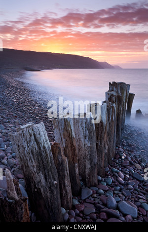 Tramonto sulla spiaggia Bossington, Exmoor, Somerset, Inghilterra. Molla (Marzo) 2012. Foto Stock