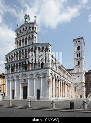 Chiesa di San Michele, Lucca, Italia. Romanico pisano 12 secolo con alto campanile o torre campanaria facciata di marmo bianco Foto Stock