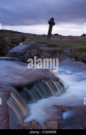 Twilight a Ventoso Post croce di pietra in Dartmoor Devon, Inghilterra. Molla (aprile 2012). Foto Stock