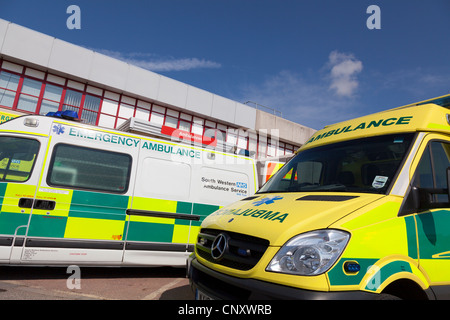 Le ambulanze di emergenza parcheggiata fuori incidente e dipartimento di emergenza del Royal Hospital di Bournemouth Foto Stock