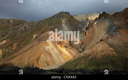 Montagne di riolite in un paesaggio vulcanico, Islanda, Landmannalaugar Foto Stock