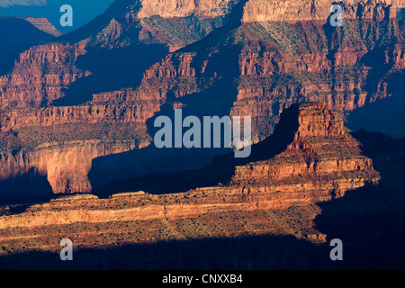 Luce e ombra in corrispondenza di pareti di roccia del Grand Canyon, STATI UNITI D'AMERICA, Arizona, il Parco Nazionale del Grand Canyon Foto Stock