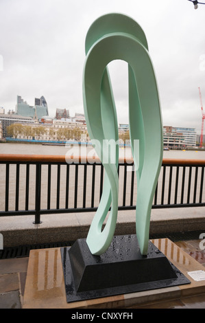 London Bridge Southbank cotone centro della scultura moderna in alto è la via verso il basso da Oliver Barratt acciaio resina in fibra di vetro Foto Stock