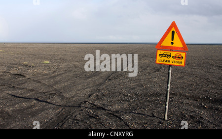 Cartello stradale "solo per veicoli fuoristrada' sull'isola di Vulcano Hjoerleifshoefdi, Islanda Foto Stock