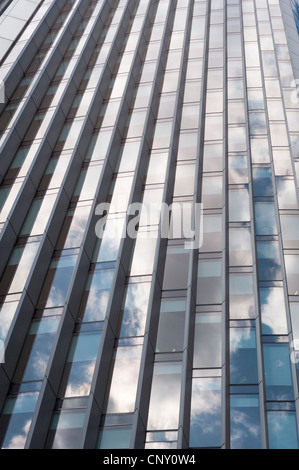 Città di Londra di vetro frontale blocco ufficio uffici con la riflessione del cielo finestre in vetro Foto Stock