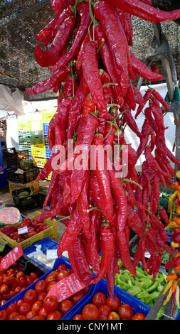 Peperoncino, paprica (Capsicum annuum), fragole su un mercato, Spagna, Balearen, Maiorca, Alcudia Foto Stock