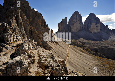 Tre Cime di Lavaredo visto al di là delle pendici del Monte Paterno, Italia, Dolomiti, NP Dolomiti di Sesto, Sesto Foto Stock