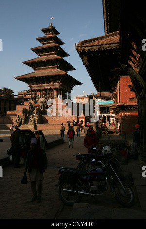 Cinque-coperto Pagoda Nyatapola a Taumadhi Tol square a Bhaktapur, Nepal. Foto Stock