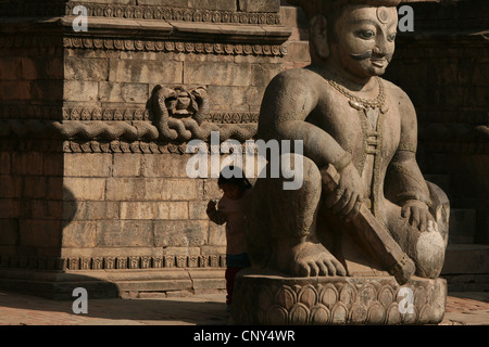 Malla lottatore in piedi del cinque-coperto Pagoda Nyatapola a Taumadhi Tol square a Bhaktapur, Nepal. Foto Stock