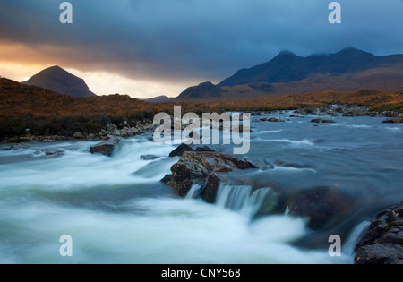 Fiume Sligachan con Marsco/Red Cuillin in background., Regno Unito, Scozia, Isola di Skye Foto Stock