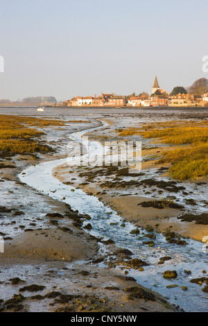La bassa marea nel porto di Chichester, guardando attraverso il borgo antico di Bosham, West Sussex, in Inghilterra Foto Stock