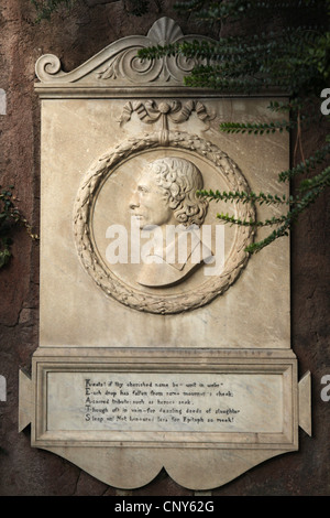 Una lapide commemorativa al poeta romantico inglese John Keats accanto alla sua tomba presso il Cimitero Protestante di Roma, Italia. Foto Stock