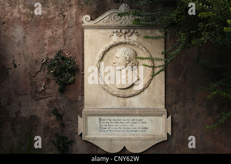 Una lapide commemorativa al poeta romantico inglese John Keats accanto alla sua tomba presso il Cimitero Protestante di Roma, Italia. Foto Stock