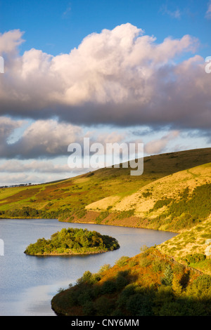 Inizio pomeriggio autunnale affacciato sul serbatoio Meldon, Parco Nazionale di Dartmoor, Devon, Inghilterra Foto Stock