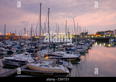 Yacht ormeggiati a Ocean Village Marina, Southampton, Hampshire, Inghilterra Foto Stock