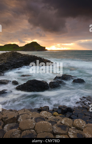 Tramonto al Giants Causeway sulla contea costa di Antrim, Irlanda del Nord Foto Stock