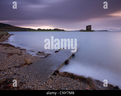 Scivolo di cemento che conduce al castello di Stalker e Loch Linnhe, Argyll, Scozia. In autunno (ottobre) 2008 Foto Stock