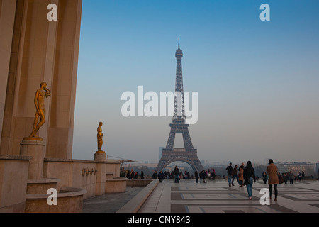 Visitatori guardano la Torre Eiffel dalla Esplanade du Trocadero Foto Stock