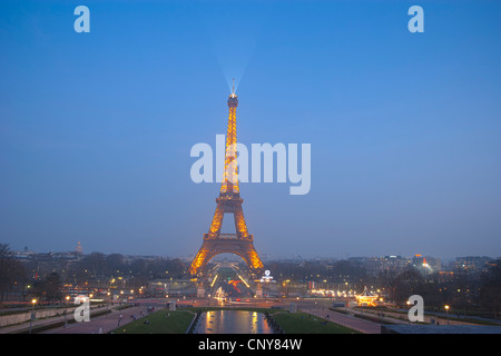 Torre Eiffel visto di notte dall'Esplanade du Trocadero Foto Stock