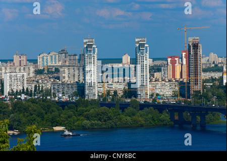 Vista verso Ponte Patona e Berezniaky oltre il Dnipro River, Kiev, Ucraina, l'Europa. Foto Stock