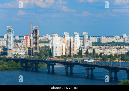 Vista verso Ponte Patona e Berezniaky oltre il Dnipro River, Kiev, Ucraina, l'Europa. Foto Stock