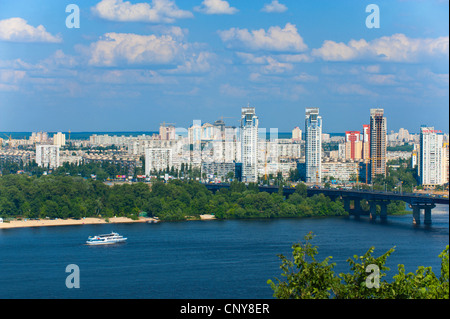 Vista verso Ponte Patona e Berezniaky oltre il Dnipro River, Kiev, Ucraina, l'Europa. Foto Stock