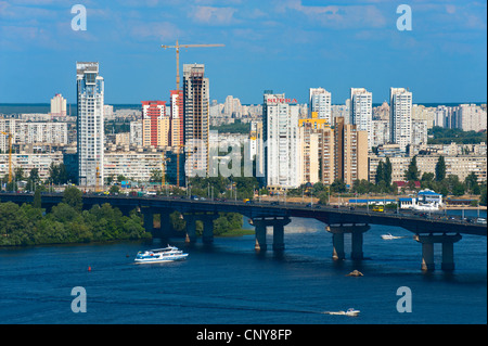 Vista verso Ponte Patona e Berezniaky oltre il Dnipro River, Kiev, Ucraina, l'Europa. Foto Stock