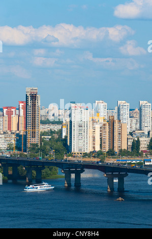 Vista verso Ponte Patona e Berezniaky oltre il Dnipro River, Kiev, Ucraina, l'Europa. Foto Stock