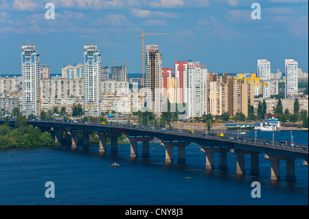 Vista verso Ponte Patona e Berezniaky oltre il Dnipro River, Kiev, Ucraina, l'Europa. Foto Stock