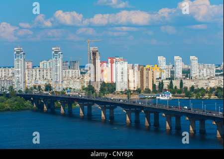 Vista verso Ponte Patona e Berezniaky oltre il Dnipro River, Kiev, Ucraina, l'Europa. Foto Stock