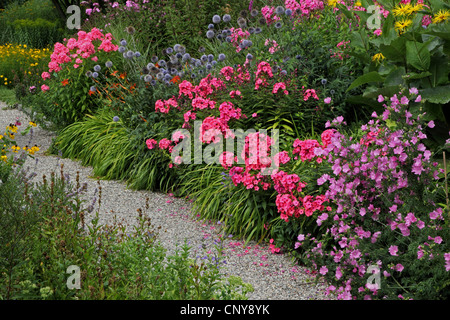 Giardino con fiori in summerr, Germania Foto Stock