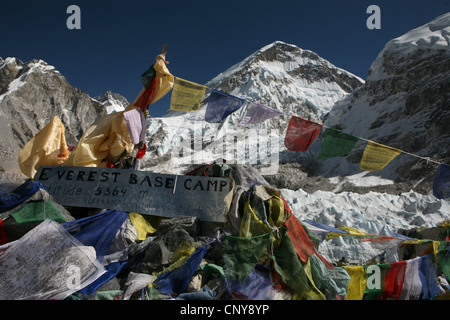 La preghiera buddista bandiere nel Campo Base Everest (5,364 m) nella regione di Khumbu in Himalaya, Nepal. Foto Stock