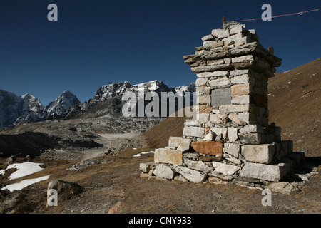 Monumento a perso scalatore Yasuko Namba vicino al Campo Base Everest (5,364 m) nella regione di Khumbu in Himalaya, Nepal. Foto Stock