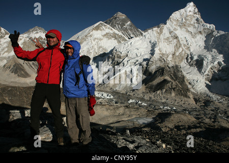 Il monte Everest (8.848 m) visto dalla vetta del Kala Patthar (5,545 m) nella regione di Khumbu in Himalaya, Nepal. Foto Stock