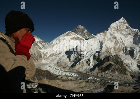 Il monte Everest (8.848 m) visto dalla vetta del Kala Patthar (5,545 m) nella regione di Khumbu in Himalaya, Nepal. Foto Stock