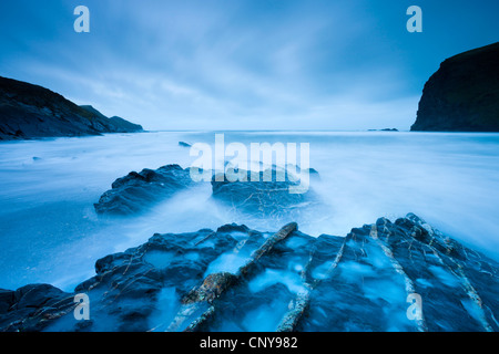 Una lunga esposizione al crepuscolo sul Crackington Haven beach sulla North Cornwall, Inghilterra. Marzo 2009 Foto Stock