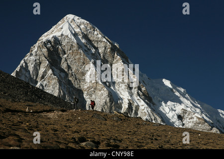 Il monte Pumori (7,161 m) nella regione di Khumbu in Himalaya, Nepal. Foto Stock