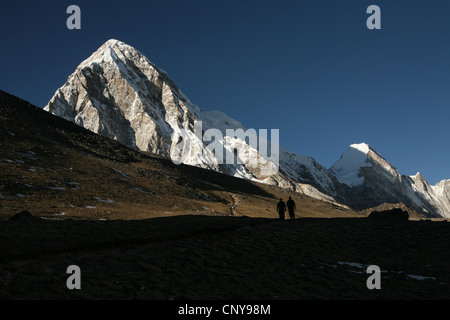 Il monte Pumori (7,161 m) nella regione di Khumbu in Himalaya, Nepal. Foto Stock