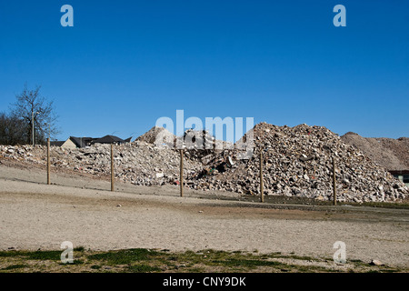 Cumuli di macerie accatastate su un alloggiamento station wagon pronto per lo scavo per fare la strada per la nuova proprietà di Dundee, Regno Unito Foto Stock