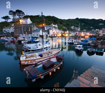 Serata a Polperro Harbour, Polperro, Cornwall, Inghilterra. Per il periodo estivo (Giugno 2010). Foto Stock