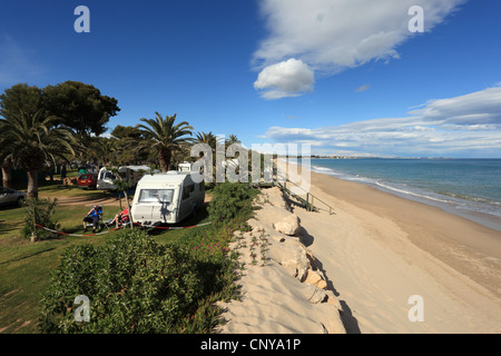 Campeggio sulla spiaggia in Catalogna, Spagna Foto Stock