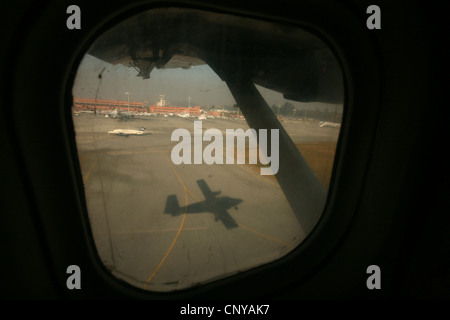 Il decollo di un volo interno da l'aeroporto internazionale di Tribhuvan di Kathmandu, Nepal. Foto Stock