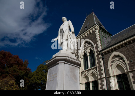 Statua di William Rolleston situato al di fuori del Museo di Canterbury in Christchurch. Foto Stock